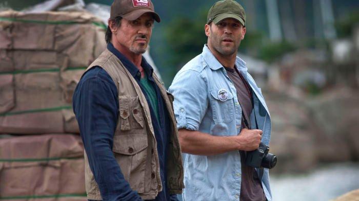 Sylvester Stallone dan Jason Statham dalam film The Expendables 