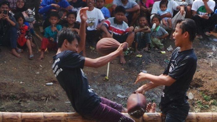 tradisi Gebuk Bantal