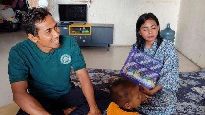 Samsul Arif dan sang istri, orangtua bocah siswi kelas 2 SD Gresik yang buta karena dicolok tusuk bakso oleh akakk kelas kini bingung. Dia diancam Camat Menganti untuk cabut laporan di polisi.