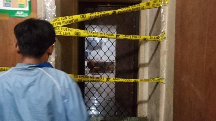 Petugas Unit Reskrim Polsek Tambora memberikan garis polisi temuan mayat seorang pria berinisial ALG tewas diduga karena gantung diri di wilayah Tanah Sereal, Tambora, Jakarta Barat, pada Rabu (10/5/2023). (Tribunnews)