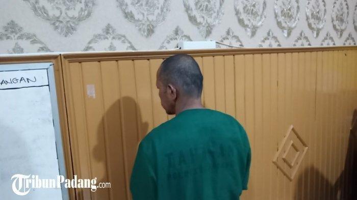 Pelaku pencabulan anak di bawah umur saat diamankan Polresta Padang, Senin (6/7/2020).