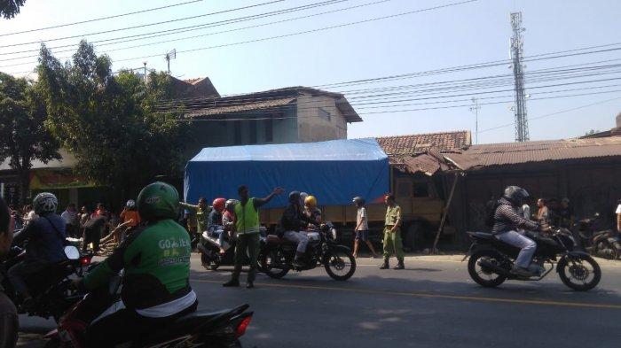 Truk Tabrak Toko Cat