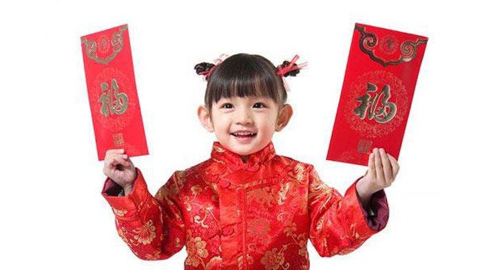 Dalam tradisi perayaan Tahun Baru Imlek, uang angpao yang disebut sebagai uang keberuntungan akan diberikan kepada anak berusia 1 tahun ke atas.