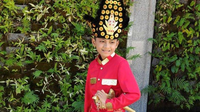 Aditya Perpatih, anak pasangan Siti Murtafiah Mooduto dan Dwi Kurniawan yang viral setelah fotonya menghiasi uang baru pecahan Rp75000. Siswa SDN 27 kota Selatan kota Gorontalo ini menkadi perbincangan banyak orang