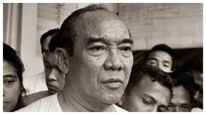 Umar Kayam memerankan Presiden Sukarno di Film Pengkhianatan G30S/PKI