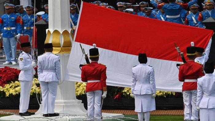 Pasukan Pengibar Bendera Pusaka (Paskibraka) membentangkan bendera saat Upacara Peringatan Detik-Detik Proklamasi 1945 di Istana Merdeka, Jakarta, Sabtu (17/8/2019). Peringatan HUT RI tersebut mengangkat tema SDM Unggul Indonesia Maju.