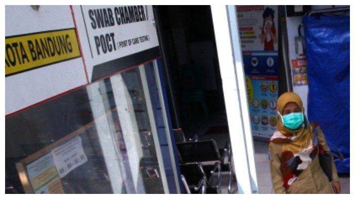 Seorang pegawai melintas saat jam pulang kerja di Puskesmas Dago, Jalan Ir H Djuanda, Kota Bandung, Selasa (28/7/2020). Puskesmas Dago, salah satu yang ditunjuk di Kota Bandung menjadi tempat pendaftaran relawan untuk menjalani uji klinis vaksin corona buatan Cina.