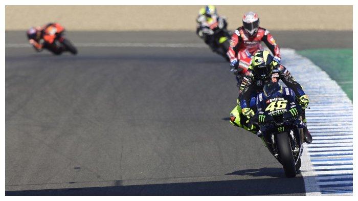 Valentino Rossi (paling depan) pada sesi latihan bebas MotoGP Andalusia, 24 Juli 2020