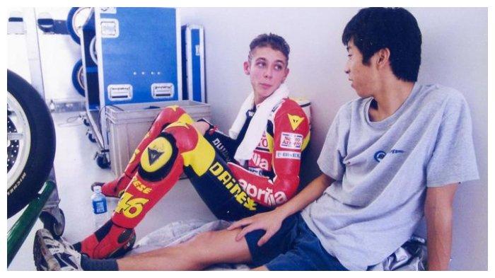 Valentino Rossi duduk bersama Haruchika Aoki