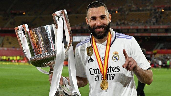 (FILES) Penyerang Real Madrid asal Prancis Karim Benzema memegang trofi Piala Raja pada akhir pertandingan sepak bola final Copa del Rey (Piala Raja) Spanyol antara Real Madrid CF dan CA Osasuna di stadion La Cartuja di Seville pada 6 Mei 2023. Karim Benzema akan meninggalkan Real Madrid menurut pihak klub, AFP melaporkan pada 4 Juni 2023.