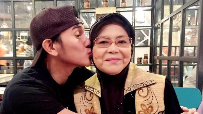 Vino G Bastian mencium ibundanya Herna Debby