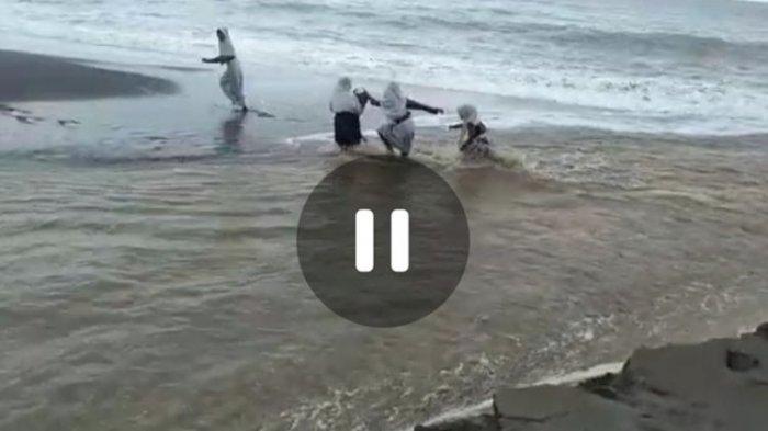 Viral 4 Siswa Seberangi Sungai Demi Bersekolah 1