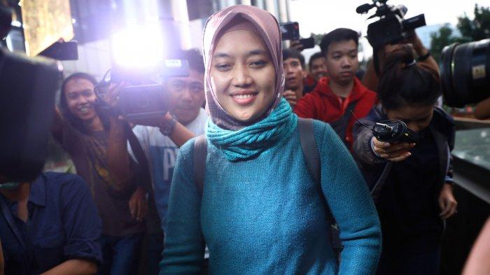 Wakil Gubernur Lampung Chusnunia Chalim meninggalkan gedung KPK