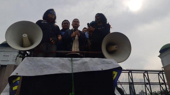 Wakil Ketua DPR RI Rahmat Gobel dan Anggota DPR RI Sufmi Dasco temui ojol demo