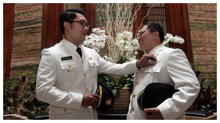 Wali kota Bandung terpilih Ridwan Kamil (kiri)