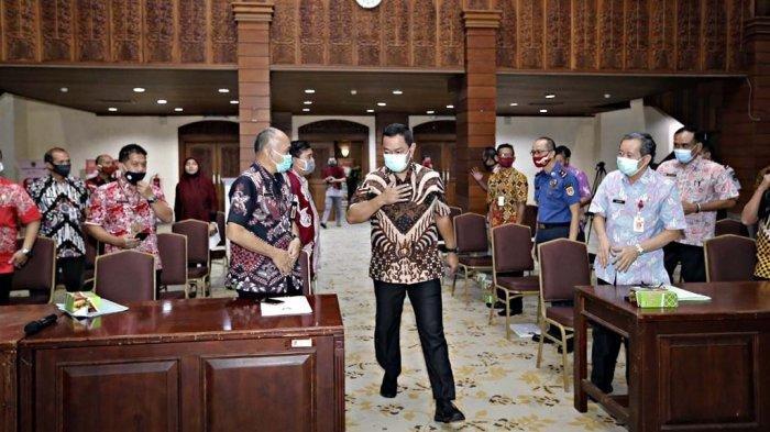 FOTO: Wali Kota Semarang Hendrar Prihadi bermasker melintasi sejumlah orang pejabat, belum lama ini.