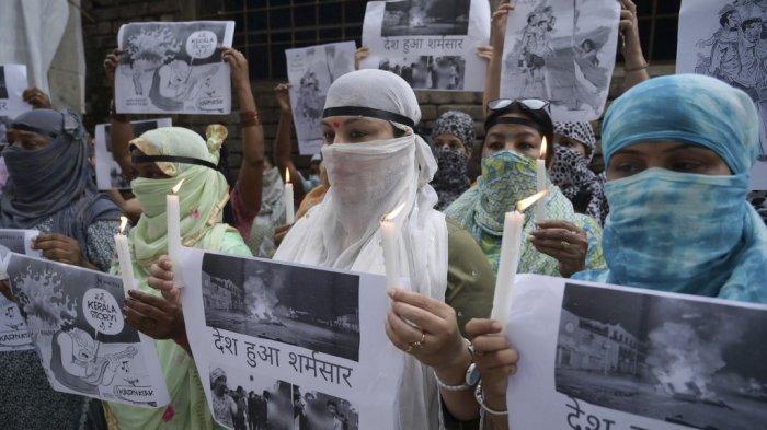 Pekerja kongres mengambil bagian dalam nyala lilin atas kekerasan seksual terhadap perempuan dalam kekerasan etnis yang sedang berlangsung di negara bagian Manipur, India timur laut, di Amritsar pada 21 Juli 2023. Polisi India telah menangkap empat pria yang dituduh mengarak dua wanita telanjang di depan massa di negara bagian timur laut di mana kekerasan etnis berbulan-bulan telah menewaskan sedikitnya 120 orang.