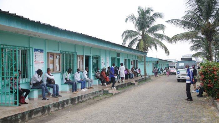 Warga Gabon mengantri di pusat kesehatan Nkembo di Libreville