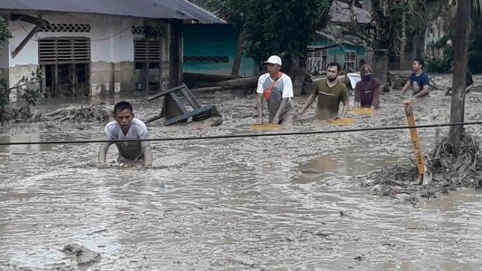 Warga melakukan pencarian klorban tertimbun lumpur akibat banjir masamba