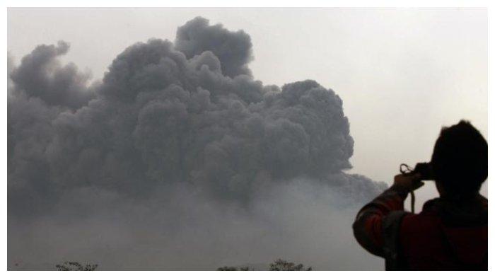 Warga memotret erupsi Gunung Kelud dari Kota Kediri
