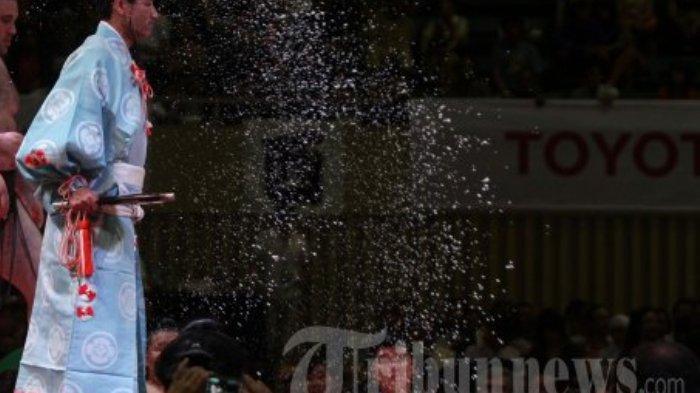 Wasit sumo tampak membawa Gunbai