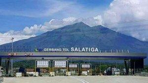Gerbang-Tol-Salatiga-dengan-View-Gunung-Merbabu.jpg