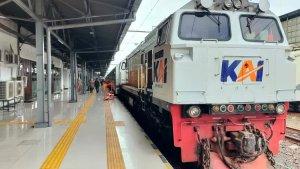 KA-Jayabaya-di-Stasiun-Pasar-Senen.jpg