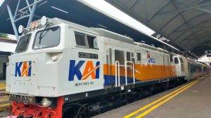 Kereta-Api-Bima-di-Stasiun-Surabaya-Gubeng.jpg