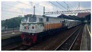 Kereta-Api-Manahan-di-Stasiun-Gambir.jpg