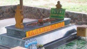 Makam-Putri-Kembang-Dadar-Dalam-Kawasan-Bukit-Siguntang.jpg