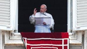 Paus-Fransiskus-menyampaikan-doa-Angelus-2.jpg