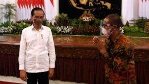 Presiden-Joko-Widodo-bertemu-peternak-ayam-asal-Blitar-Suroto.jpg