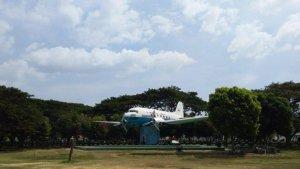 Replika-pesawat-Dakota-RI-001-SEULAWAH-di-Lapangan-Blang-Padang.jpg