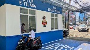Seorang-pengendara-sepeda-motor-mengambil-SIM-di-layanan-drive-thru.jpg