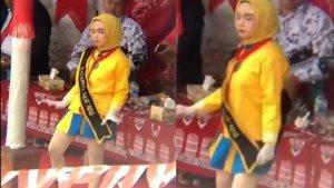 Sosok-Gitapati-Nuraini-Mayoret-Jilbab-Kuning-Pakai-Rok-Mini-Penonton-Santai-bak-tak-Sadar.jpg
