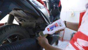 Teknisi-AHASS-melakukan-penggantian-pelumas-sepeda-motor-Honda.jpg