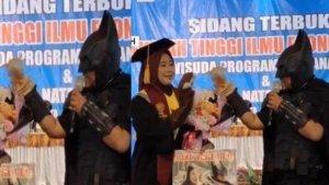 Viral-Batman-Temani-Istrinya-Wisuda-di-Solo-Begini-Aksinya.jpg