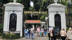 Wisatawan-memadati-area-pintu-masuk-1-Kebun-Raya-Bogor-untuk-berlibur.jpg