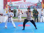 AKBP-Fitria-Mega-saat-memperagakan-gerakan-karate-kepada-anak-anak.jpg