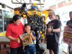 Agus 'Transformers' Beri Kejutan ke Anak-anak yang Ulang Tahun di Bulan Agustus