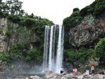 Air-Terjun-Jeongbang.jpg