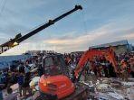 Alat-berat-digunakan-untuk-singkirkan-puing-untuk-cari-korban.jpg