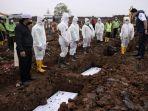 Anies-Baswedan-saat-meninjau-tempat-pemakaman-khusus-pasien-Covid-19-di-Rorotan-2.jpg