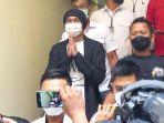 Anji-Manji-dihadirkan-polisi-saat-akan-menjalani-pemeriksaan-kesehatan.jpg