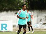 Ari-Maring-saat-berlatih-bersama-Sulut-United.jpg