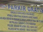 Banner-parkir-gratis-di-salah-satu-toko-Indomaret-di-kawasan-Bekasi-Jawa-Barat.jpg