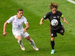Bek-Republik-Ceko-Tomas-Holes-kiri-bersaing-dengan-gelandang-Kroasia-Luka-Modric.jpg