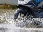 Berkendara-saat-hujan-lebat.jpg