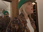 Billie-Eilish-pakai-baju-batik.jpg