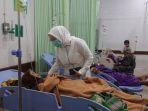 Bupati-Purwakarta-Anne-Ratna-Mustika-meninjau-korban-keracunan-di-RSUD-Bayu-Asih.jpg